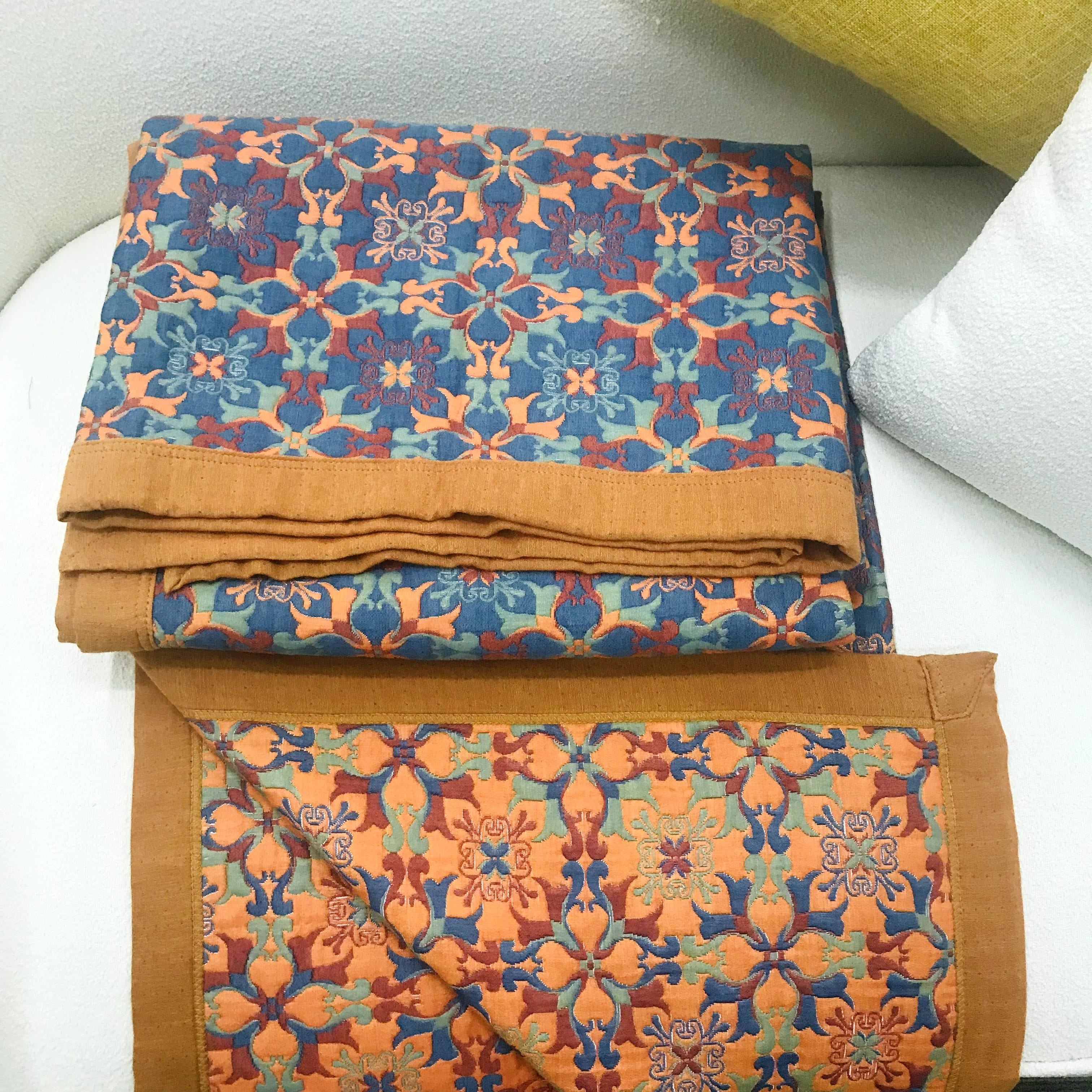 Quilt en coton à six couches, motif orange et bleu, couette réversible, textile de lit respirant pour une chambre moderne | Sulvida