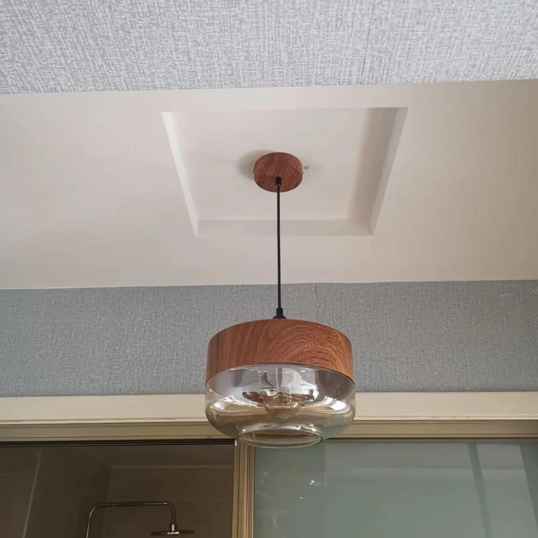 Suspension scandinave avec abat-jour en verre et structure effet bois – Éclairage dimmable pour salle à manger, salon, chambre – Hauteur réglable et diffusion de lumière chaude – Design intemporel | Sulvida