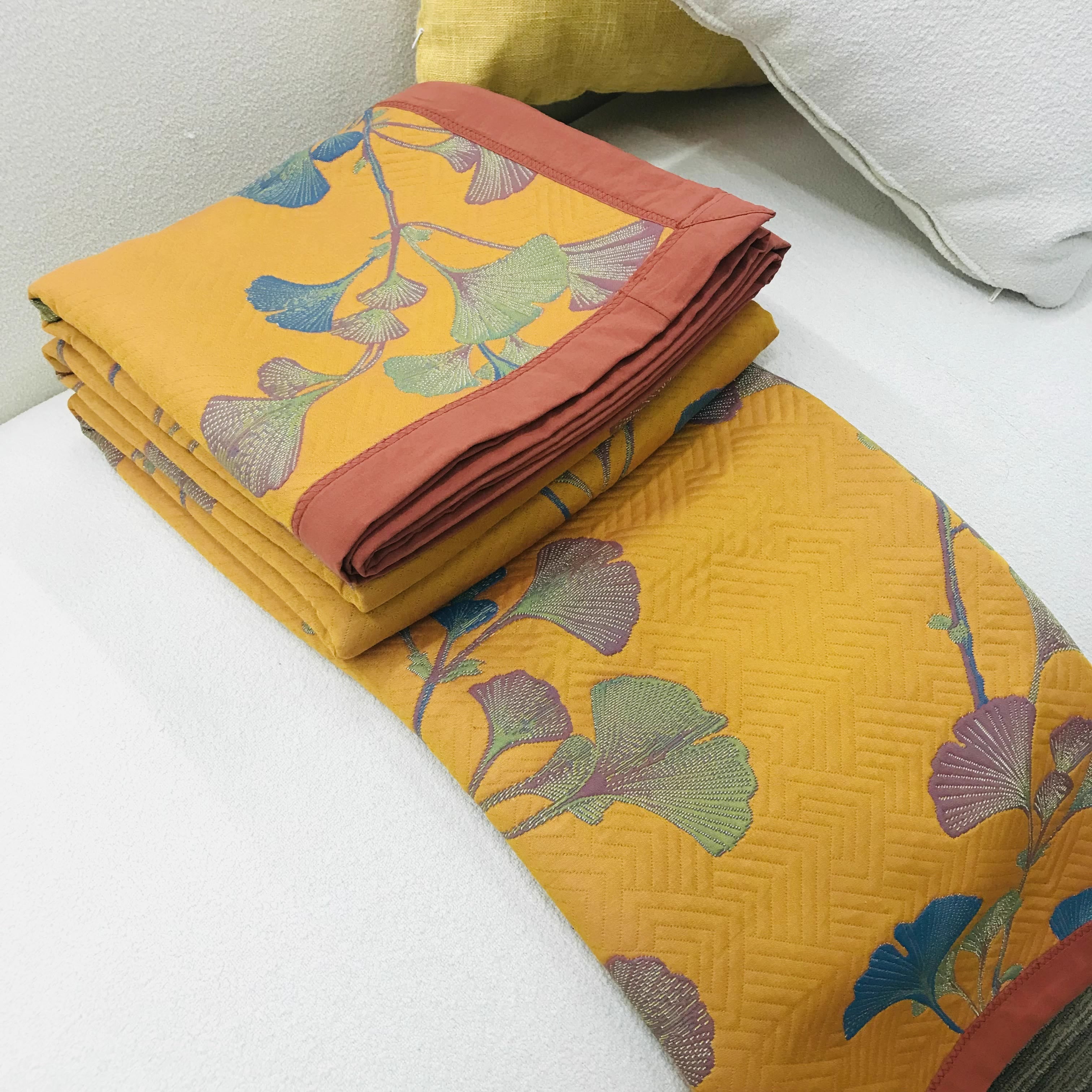 Quilt réversible à motif de feuilles de ginkgo – linge de lit luxueux en jacquard de coton et de fibres de soja pour lits Queen Size et King Size | Sulvida