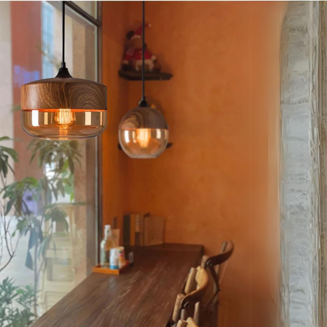 Suspension scandinave avec abat-jour en verre et structure effet bois – Éclairage dimmable pour salle à manger, salon, chambre – Hauteur réglable et diffusion de lumière chaude – Design intemporel | Sulvida