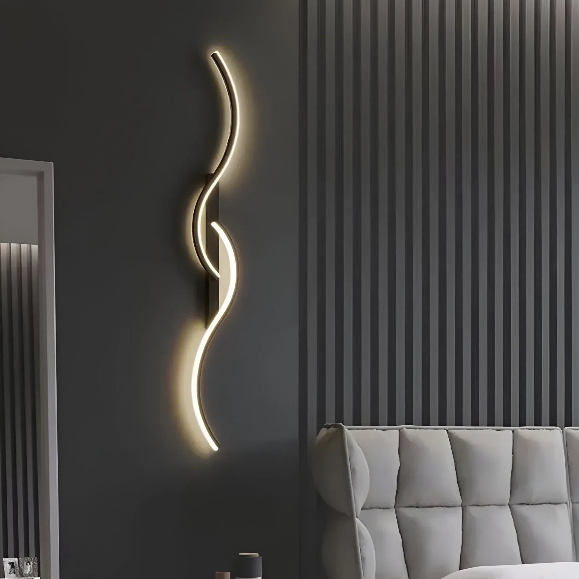 Moderne Gebogen Wandlamp voor Sfeervolle Binnenverlichting – Energiezuinige LED Wandverlichting in Goud, Zwart of Gemengd – Ambient Lichtbron voor Woonkamer, Slaapkamer en Hal | Sulvida