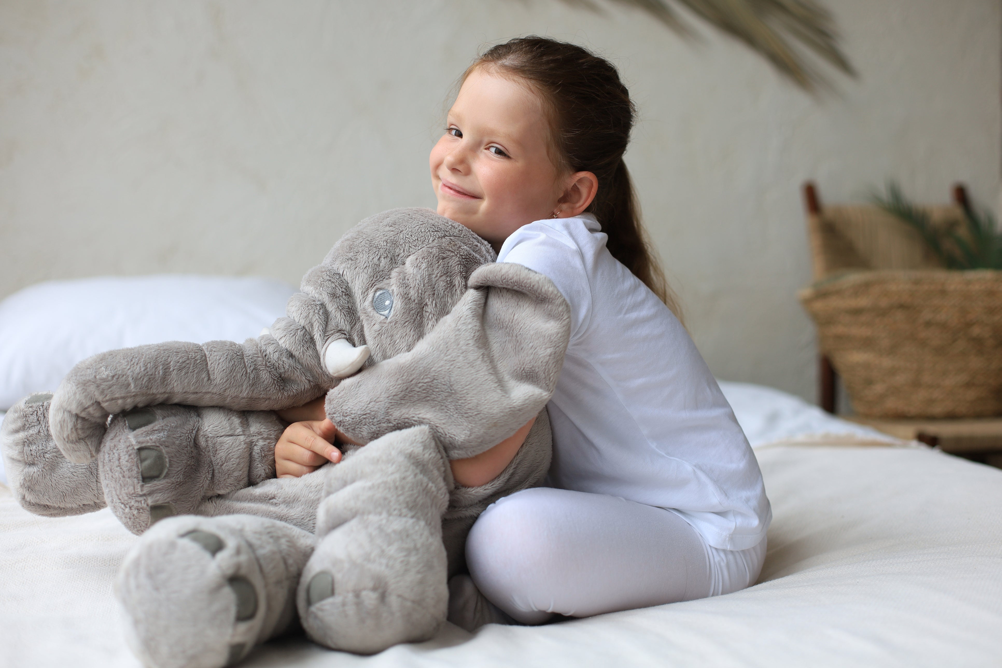 Coussin peluche éléphant doux pour enfants – coussin de jeu confortable en gris, bleu, rose, violet ou jaune – disponible en 40 cm et 60 cm | Sulvida