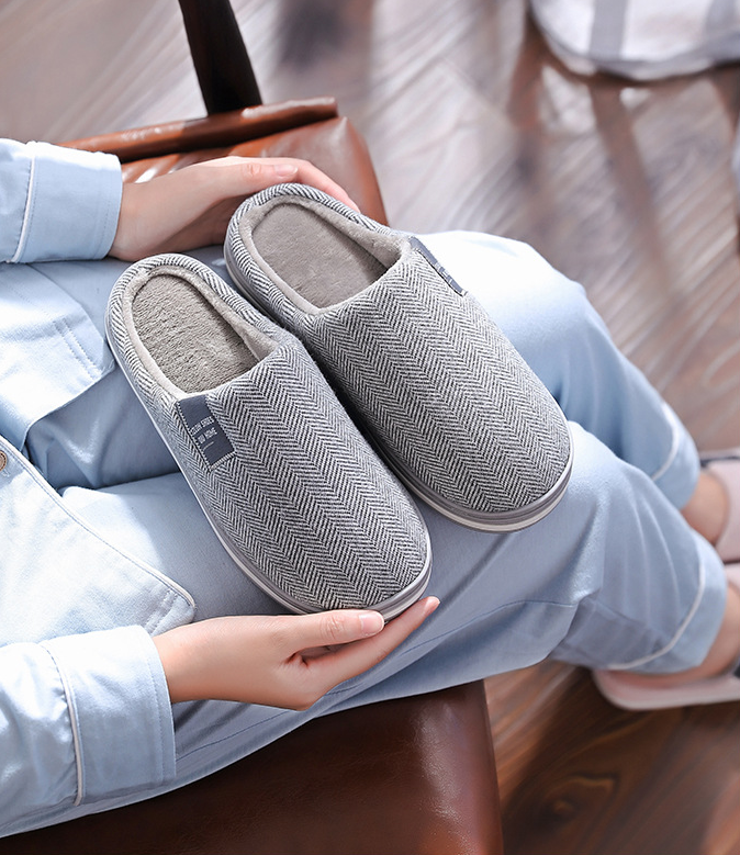 Pantoufles pour hommes avec semelle antidérapante et doublure épaisse en peluche – Chaussons à enfiler marron, gris clair, rouges ou roses – Chaussures chaudes et confortables du 36 au 45 | Sulvida