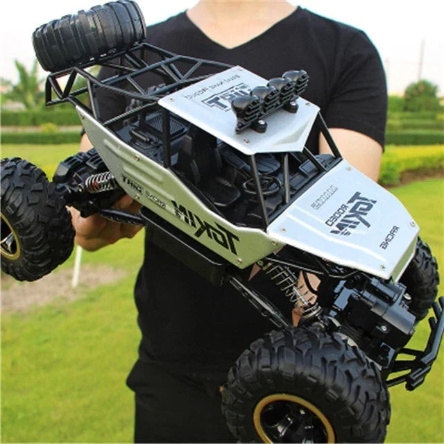 Monster truck télécommandé, jouet à l’échelle 1:12, véhicule tout-terrain 4WD avec amortisseurs et commande rotative, cadeau idéal pour les enfants à partir de 4 ans | Sulvida