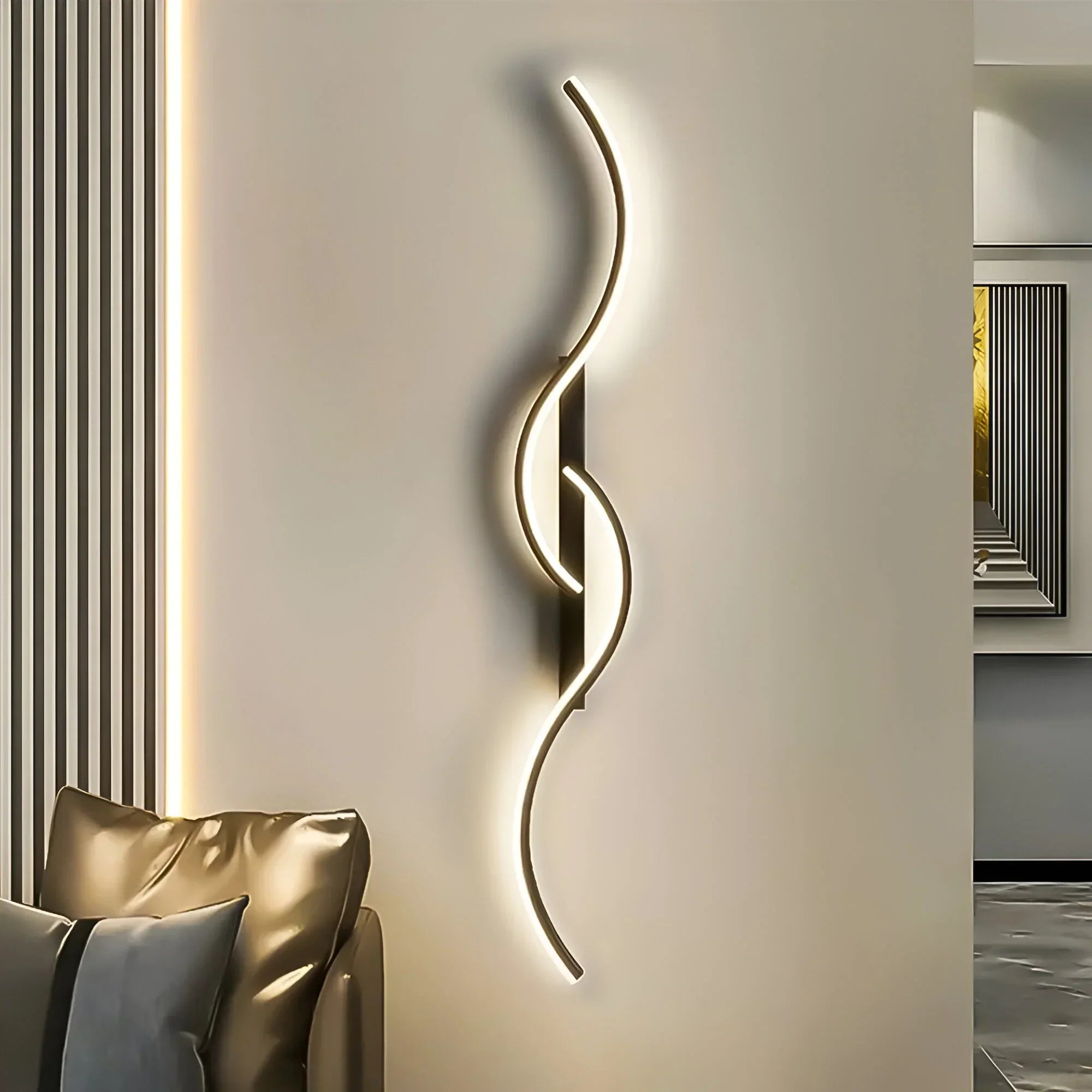 Applique murale moderne incurvée pour un éclairage intérieur chaleureux – Éclairage mural LED économe en énergie, doré, noir ou mixte – Source de lumière d’ambiance pour le salon, la chambre et le couloir | Sulvida