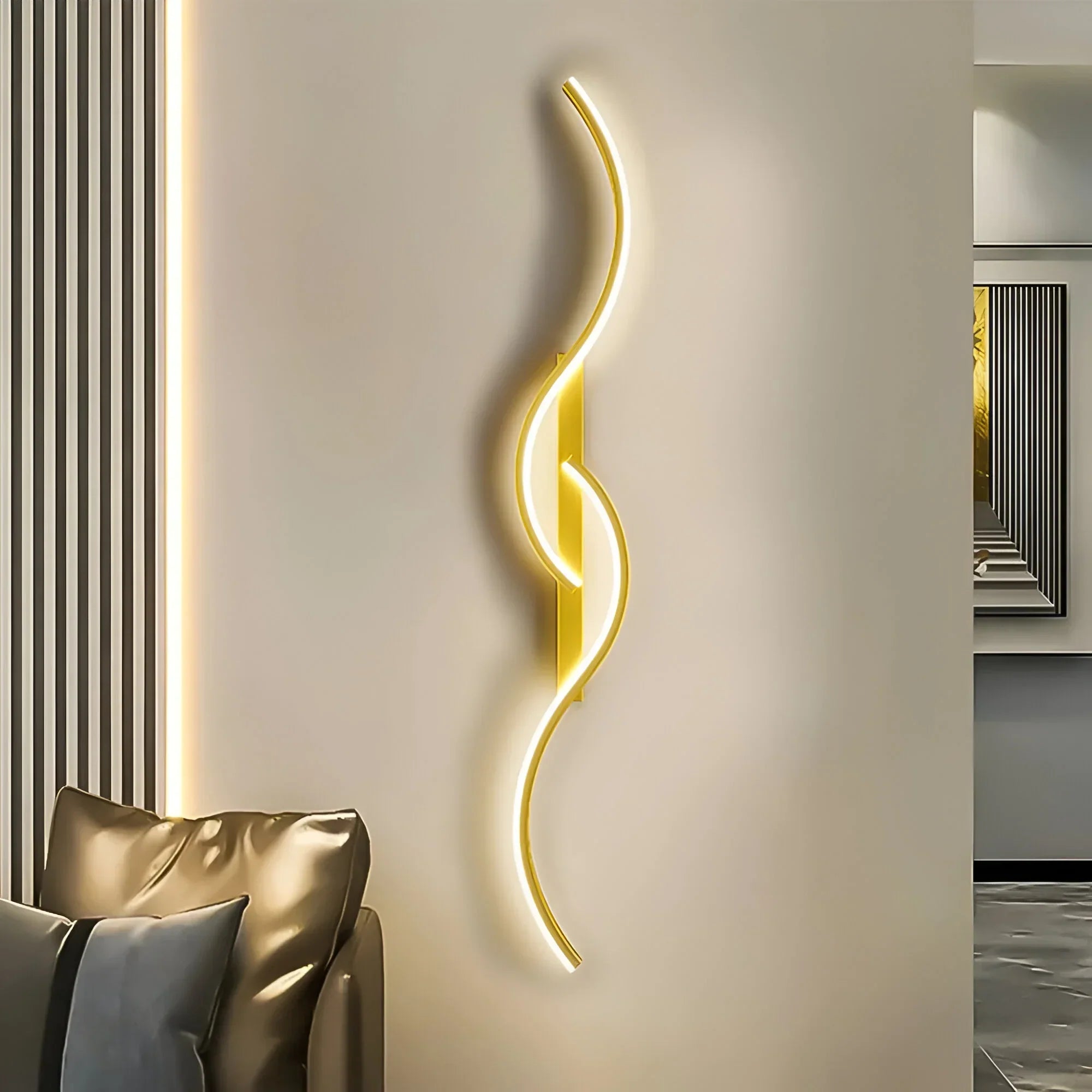 Applique murale moderne incurvée pour un éclairage intérieur chaleureux – Éclairage mural LED économe en énergie, doré, noir ou mixte – Source de lumière d’ambiance pour le salon, la chambre et le couloir | Sulvida