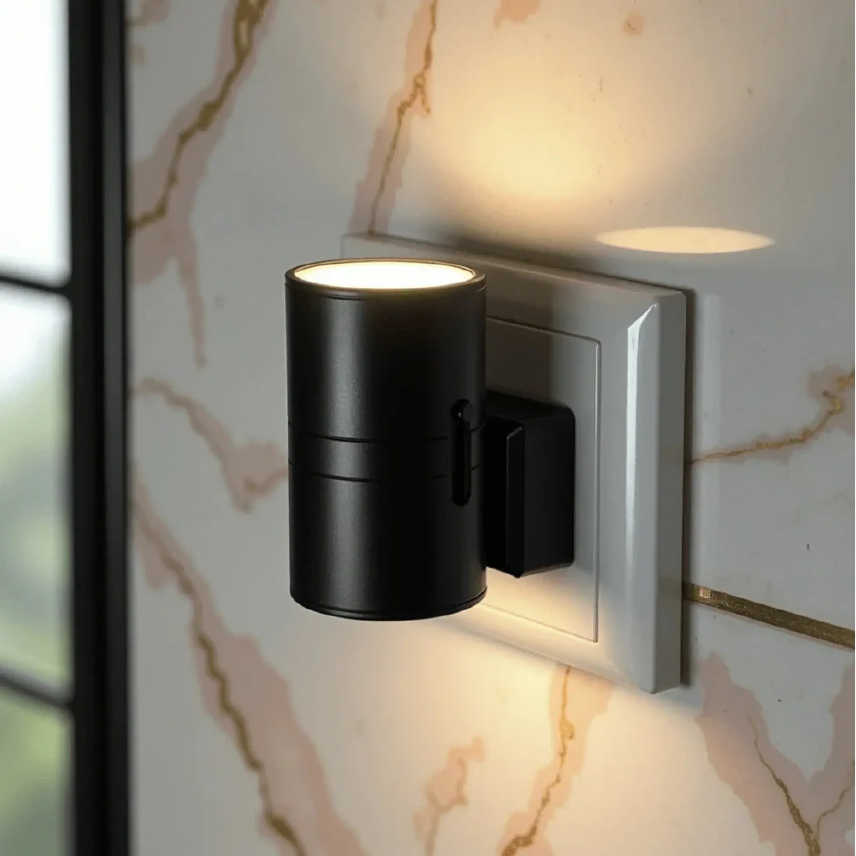 Veilleuse à intensité réglable avec commande tactile, prise et LED pour chambre, couloir, chambre d’enfant et table de chevet – Lampe murale avec capteur de luminosité et lumière blanc chaud | Sulvida