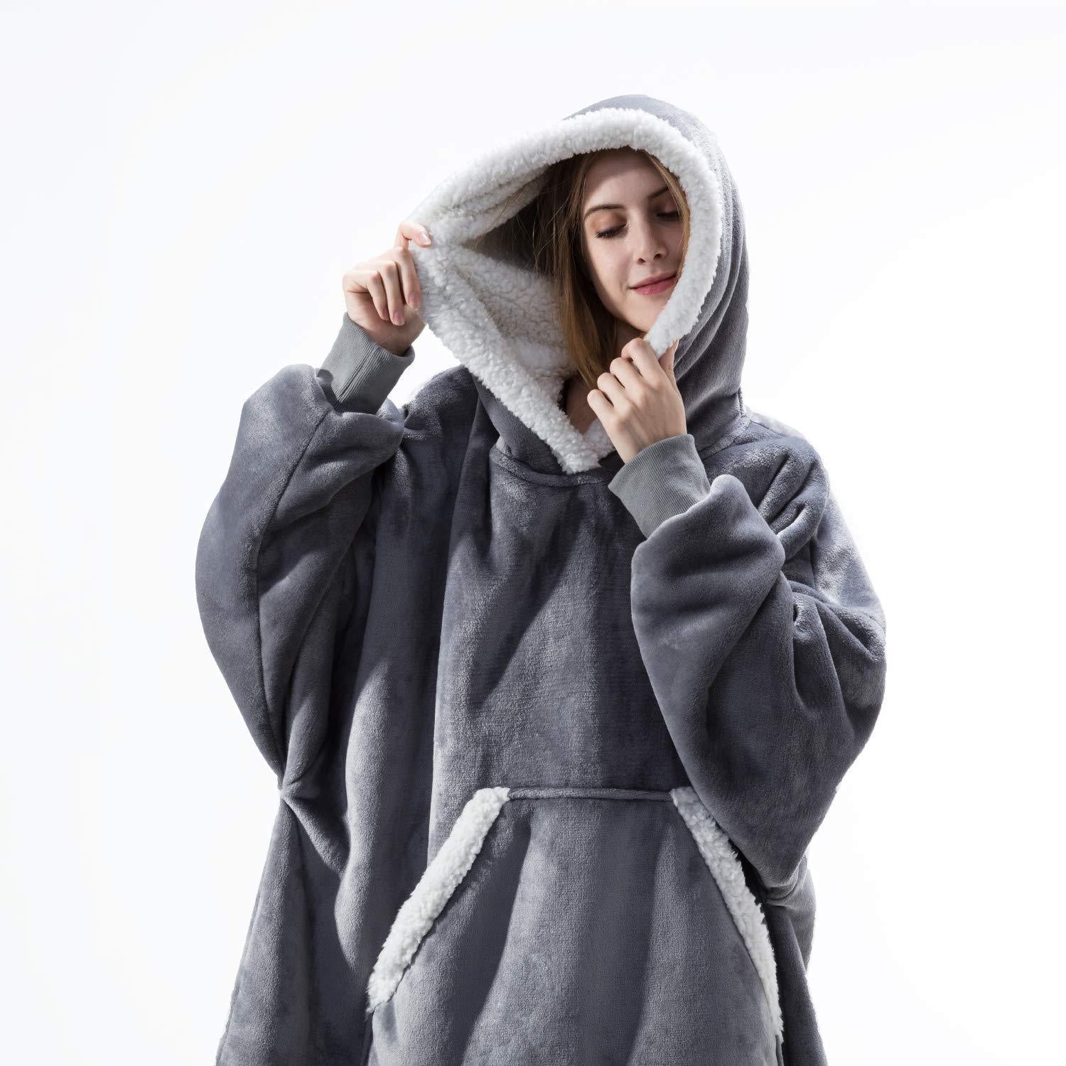 Couverture à capuche chaude type hoodie – Vêtement d’intérieur doux en polaire avec capuche et poches pour un confort ultime à la maison | Sulvida