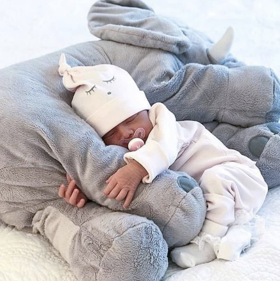 Coussin peluche éléphant pour bébé – Coussin doux en peluche pour repos et confort | Sulvida