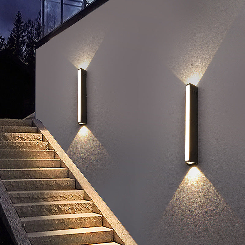 Applique murale extérieure LED moderne, noire et étanche, pour terrasse et jardin, au design épuré en aluminium | Sulvida
