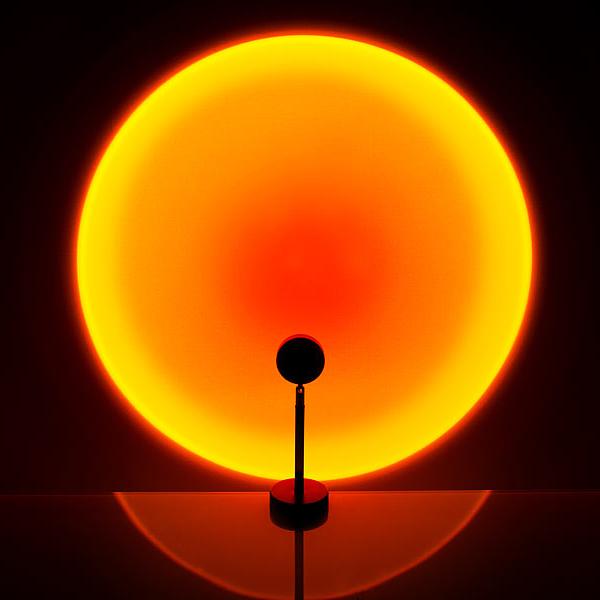 Éclairage d’ambiance coucher de soleil avec 13 modes de couleur, lampe de projection LED rotative à 360° pour éclairer le soir le salon ou la chambre | Sulvida